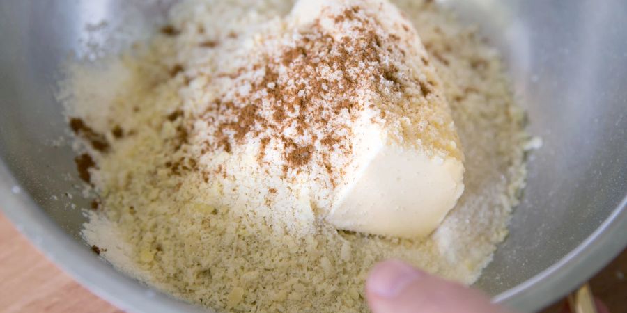 Mehl, Butter, Zucker und Salz sind die Grundzutaten für Streusel. Für Variationen können auch Kakaopulver, gemahlene Nüsse, Mandeln, Marzipan oder Haferflocken sorgen.