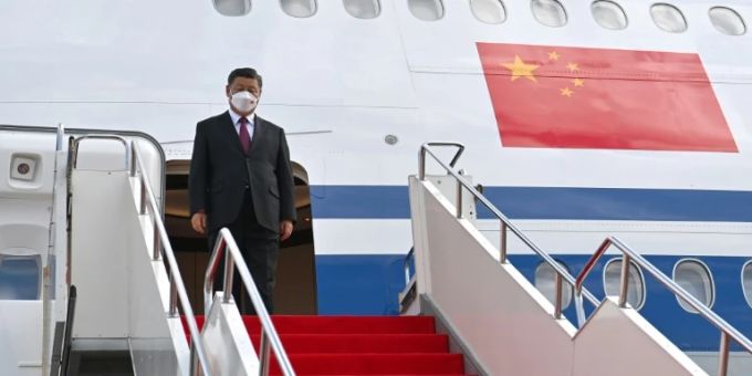 Xi bei seiner Ankunft in Kasachstan Xi bei seiner Ankunft in Kasachstan