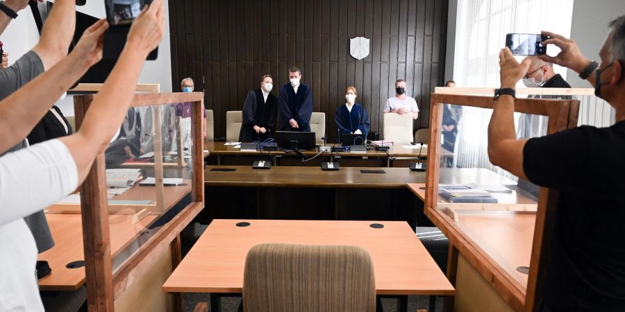Medienvertreter machen Aufnahmen im Prozesssaal des Verwaltungsgerichts Gelsenkirchen: In einem Verfahren wendet sich ein Apotheker aus Bottrop gegen den Widerruf seiner Approbation.