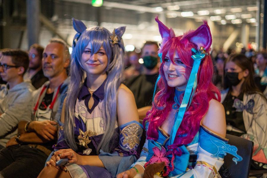 Zwei Frauen in Cosplay