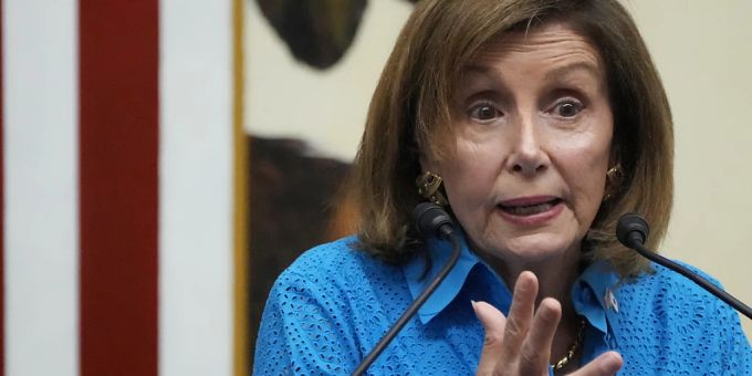 ARCHIV - Nancy Pelosi, Sprecherin des US-Repräsentantenhauses, spricht während einer Pressekonferenz mit einer von Pelosi angeführten Kongressdelegation in der US-Botschaft in Tokio. Foto: Eugene Hoshiko/AP/dpa ARCHIV - Nancy Pelosi, Sprecherin des US-Repräsentantenhauses, spricht während einer Pressekonferenz mit einer von Pelosi angeführten Kongressdelegation in der US-Botschaft in Tokio. Foto: Eugene Hoshiko/AP/dpa
