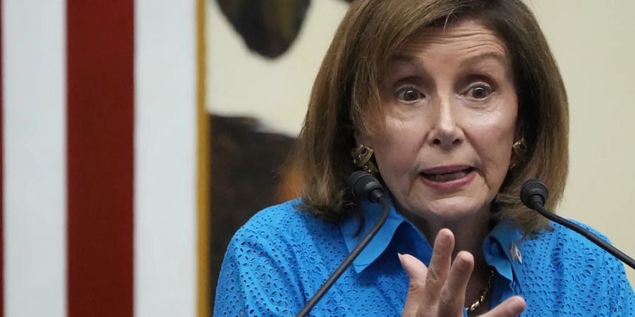 ARCHIV - Nancy Pelosi, Sprecherin des US-Repräsentantenhauses, spricht während einer Pressekonferenz mit einer von Pelosi angeführten Kongressdelegation in der US-Botschaft in Tokio. Foto: Eugene Hoshiko/AP/dpa