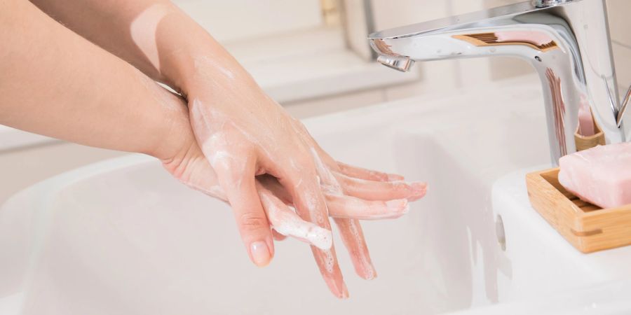 Händewaschen Waschbecken weiss Wasserhahn Seife