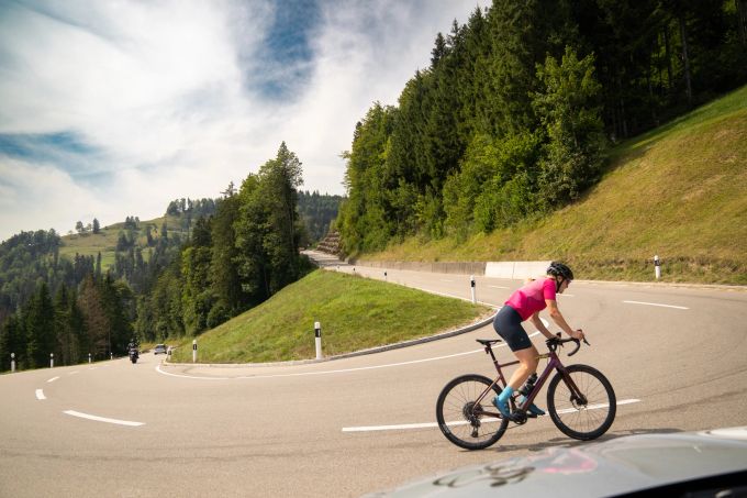 Monika Sattler auf dem Weg zur nächsten Passhöhe Monika Sattler auf ihrem Velo
