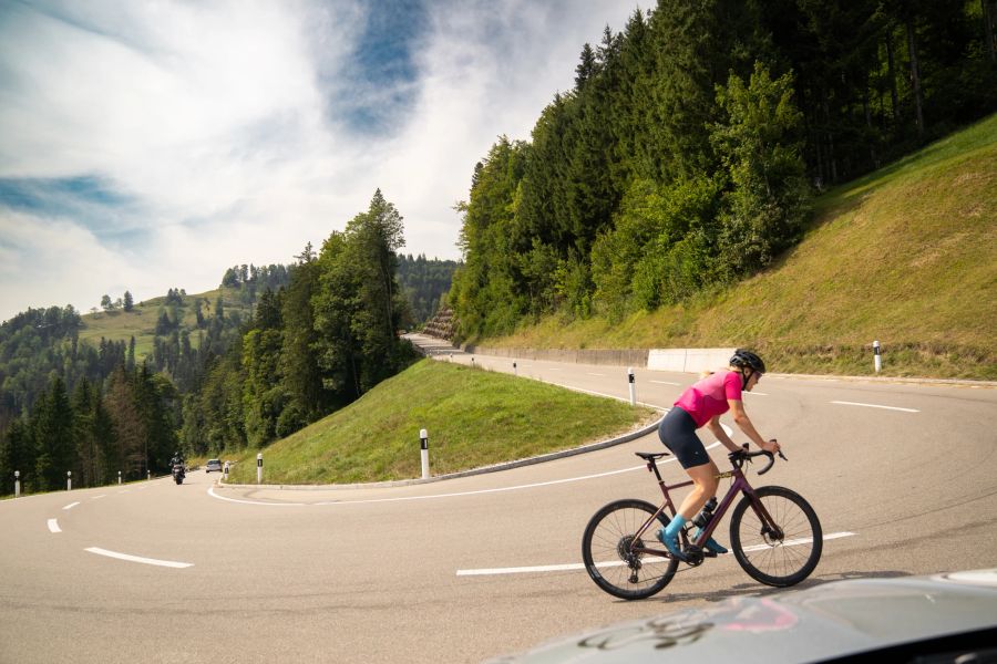 Monika Sattler auf ihrem Velo