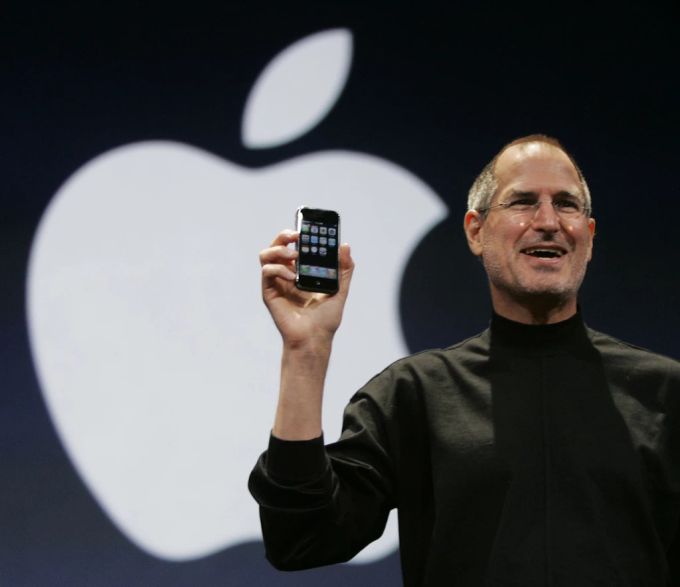 Steve Jobs (†56) stellte im Jahr 2007 das erste iPhone vor und löste damit eine Revolution im Handy-Markt aus. Steve Jobs