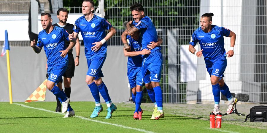 Die Mannschaft der Stuttgarter Kickers freut sich mit Torschützen Denis Zagaria (2.v.r.) über sein Tor.