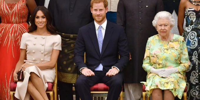 Ein Bild aus alten Zeiten: Meghan Markle, Prinz Harry und die bereits verstorbene Queen. Meghan Markle