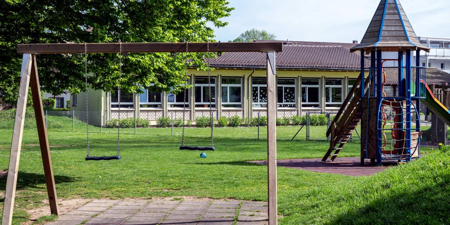 Ein Spielplatz beim Oberfeldpark in Gerlafingen. Im Hintergrund der Kindergarten Oberfeld.