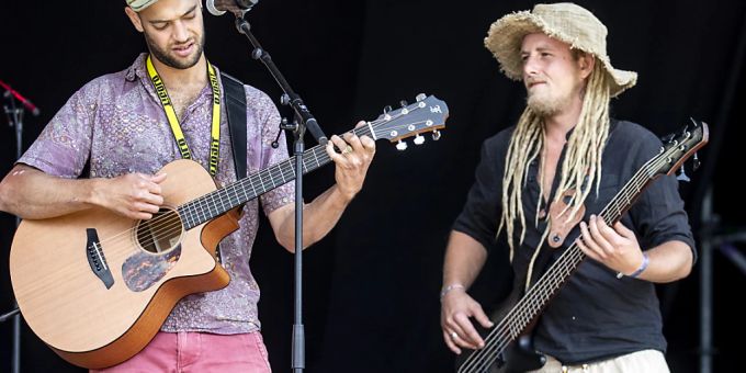 Sänger Dominik Plumettaz und Bassist Julian Mangold (von links) von der Reggae Band Lauwarm am Konzert in Edlischwil SG am Samstag. Beim Konzert in Bern kam es zu einem Abbruch, da weisse Bandmitglieder Rastalocken tragen und sich Leute im Publikum wegen kultureller Aneignung unwohl fühlten. Sänger Dominik Plumettaz und Bassist Julian Mangold (von links) von der Reggae Band Lauwarm am Konzert in Edlischwil SG am Samstag. Beim Konzert in Bern kam es zu einem Abbruch, da weisse Bandmitglieder Rastalocken tragen und sich Leute im Publikum wegen kultureller Aneignung unwohl fühlten.