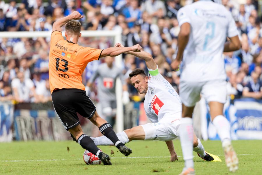 Christian Gentner vom FC Luzern grätscht im gegen Schötz' Thiago Frey.