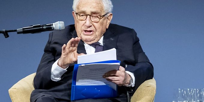 ARCHIV - Henry A. Kissinger, ehemaliger US-Aussenminister, spricht bei der Verleihung des Henry-A.-Kissinger-Preises an die Bundeskanzlerin. Foto: Christoph Soeder/dpa ARCHIV - Henry A. Kissinger, ehemaliger US-Aussenminister, spricht bei der Verleihung des Henry-A.-Kissinger-Preises an die Bundeskanzlerin. Foto: Christoph Soeder/dpa