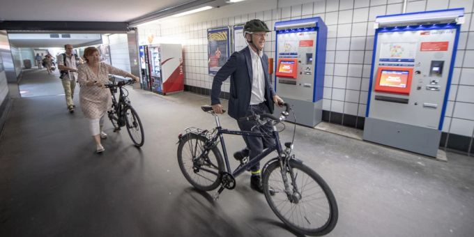 So muss es sein: Radfahrer stossen ihr Vehikel an einem Bahnhof. (Symbolbild) SBB Rad
