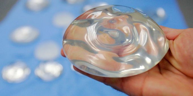 Das US-Gesundheitsministerium hat eine Sicherheitswarnung abgegeben: In seltenen Fällen können Brustimplantate Krebs auslösen. implantate