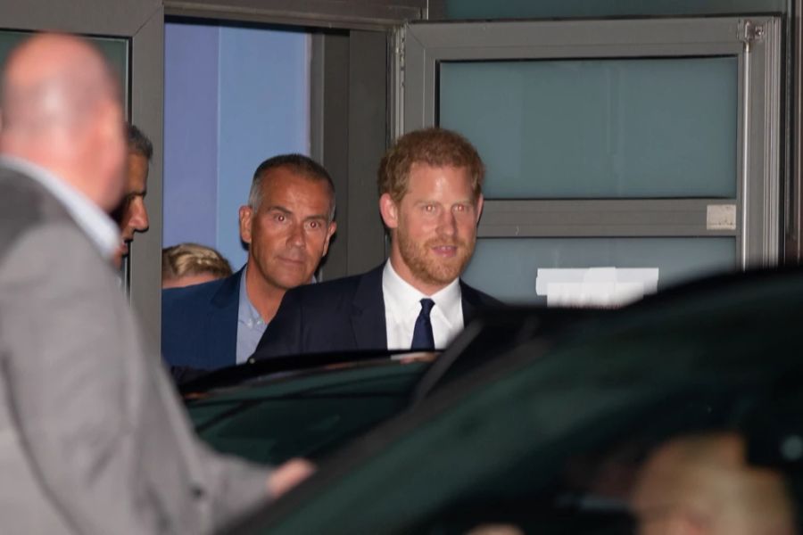 Prinz Harry in Manchester. Er zahlt selbst für seine Security.