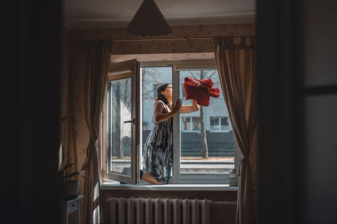 Sie wollen vermeiden, dass Vögel sich an Ihren Fenstern das Genick brechen? Ein Trick: Putzen Sie weniger. Frau Fenster Heizung Putzen Gardinen
