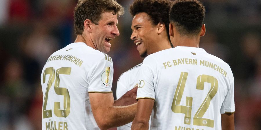 Souveräner Sieg: Thomas Müller (l-r), Leroy Sane und Torschütze Jamal Musiala feiern einen weiteren Treffer.