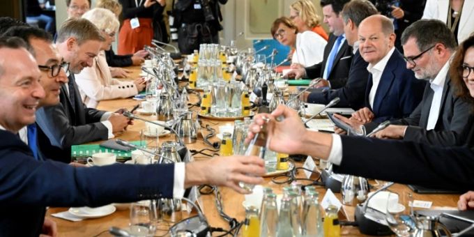 Bundesregierung schliesst Kabinettsklausur auf Schloss Meseberg ab Bundesregierung schliesst Kabinettsklausur auf Schloss Meseberg ab