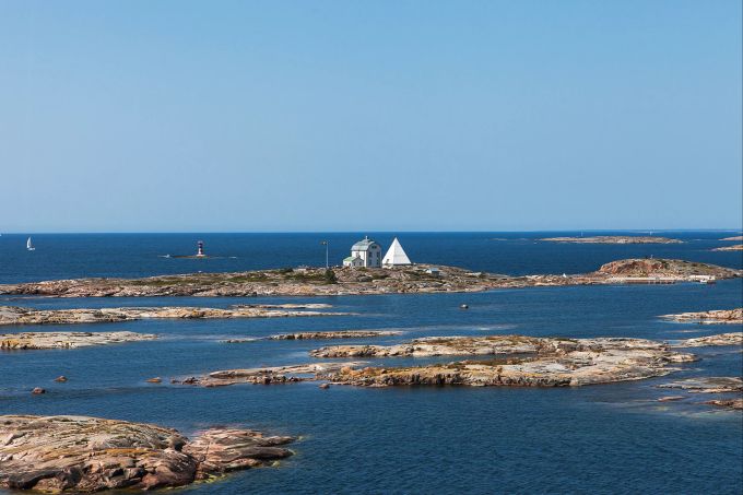 Auf der Insel Kobba Klintar waren früher Lotsen im Einsatz, die den Schiffen beim Navigieren durch die Untiefen vor Mariehamn halfen. Inseln Steine Felsen Wasser Holzhäuser weiss