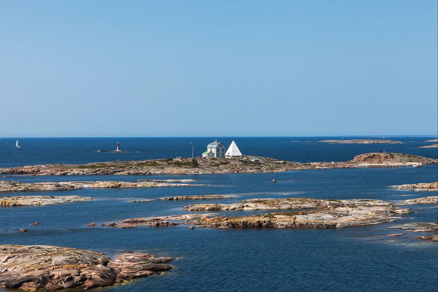 Inseln Steine Felsen Wasser Holzhäuser weiss