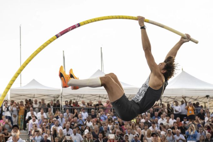 Armand Duplantis ist im Stabhochsprung momentan nicht zu schlagen: Der bestbezahlte Leichtathlet der Welt gewinnt auch den City-Event in Lausanne. Armand Duplantis