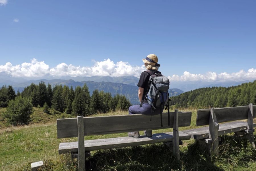 In den Alpen empfiehlt es sich, einen Regenschirm einzupacken. Am Wochenende könnte es vereinzelt zu lokalen Schauern kommen.