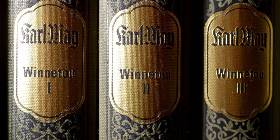 «Winnetou»-Bücher in einem Regal des Karl-May-Verlags.