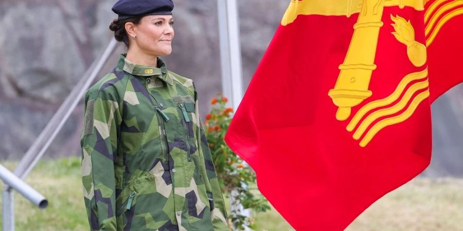 Victoria von Schweden bei der Übergabe der neuen Flagge.