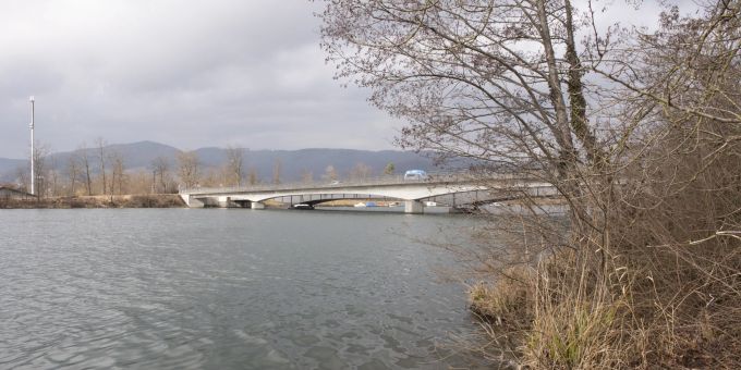 Die Brücke über die Aare verbindet Schinznach-Bad mit Schinznach und dem Schenkenbergertal. Die Brücke über die Aare verbindet Schinznach-Bad mit Schinznach und dem Schenkenbergertal.