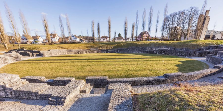 Mit einer Ausdehnung von 111 × 99 Metern ist das Amphitheater Windisch die grösste Anlage dieser Art in der Schweiz.