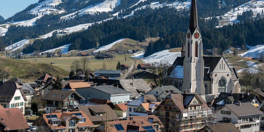 Blick auf Escholzmatt und die katholische Kirche.