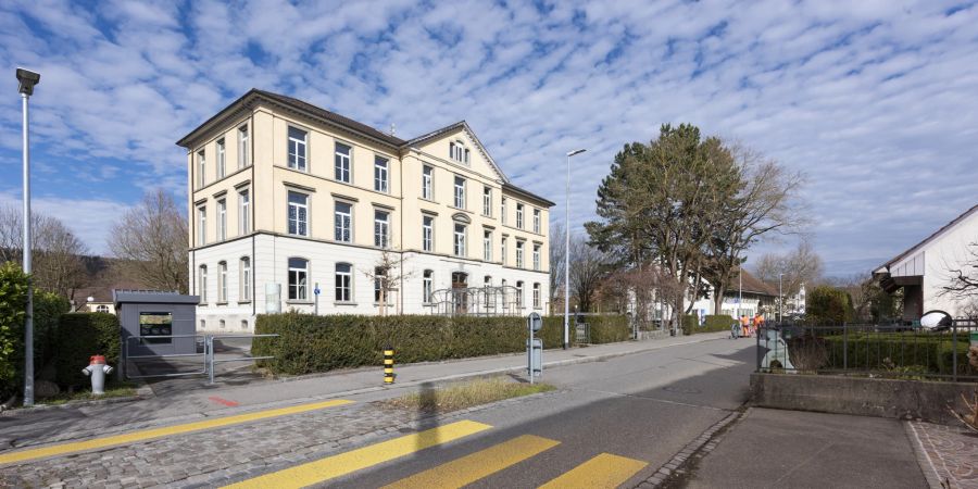 Die Schule Dorf und Primarschulhaus in Windisch.