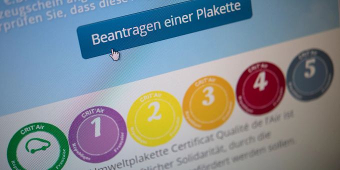 Online bestellbar: Die Umweltplakette, die vielerorts in Frankreich auch unabhängig von Feinstaubalarm nötig ist, um in die jeweiligen Bereiche einzufahren. Vignette Umwelt Frankreich Auto