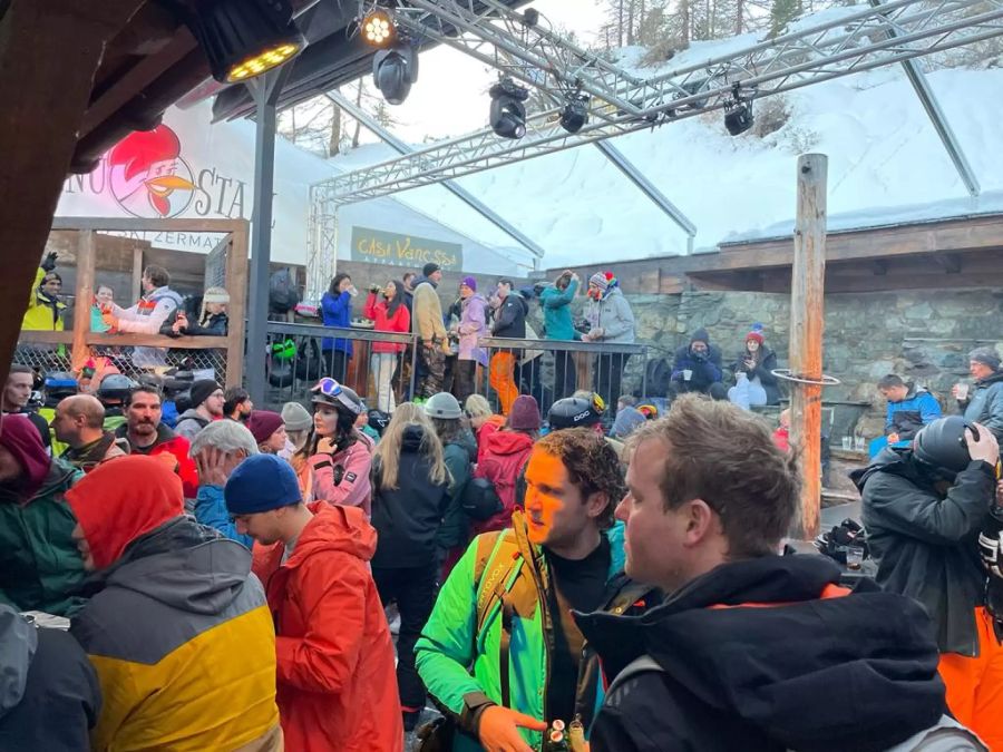 In der Après-Ski-Beiz Hennustall in Zermatt VS war es am Donnerstagabend «pumpevoll».