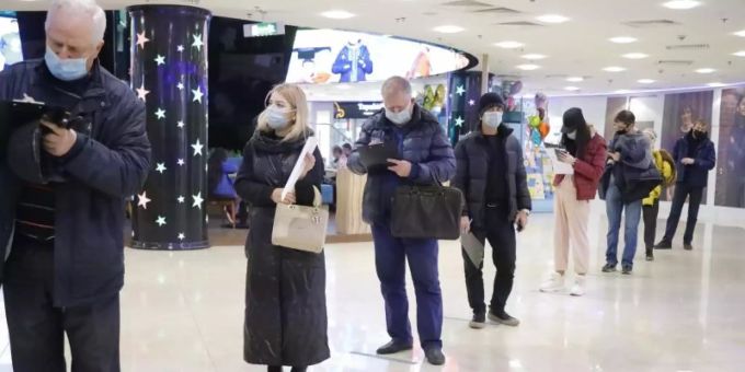Menschen stehen in einem Einkaufszentrum in Moskau für eine Corona-Impfung an. (Symbolbild). Foto: Alexander Zemlianichenko Jr//XinHua/dpa Menschen stehen in einem Einkaufszentrum in Moskau für eine Corona-Impfung an. (Symbolbild). Foto: Alexander Zemlianichenko Jr//XinHua/dpa