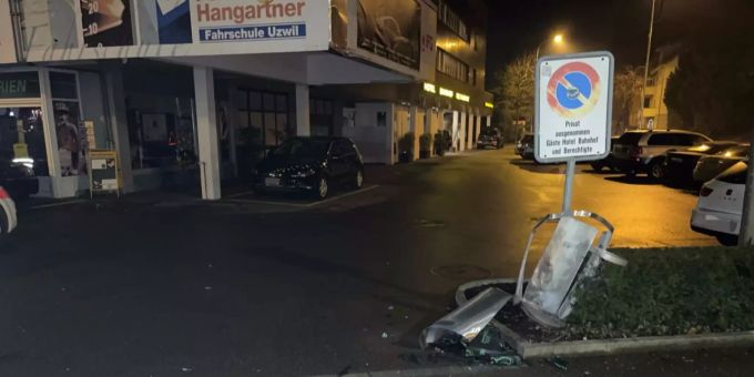 In Uzwil wurden zwei Abfalleimer mutmasslich mit Feuerwerk stark beschädigt. Abfalleimer