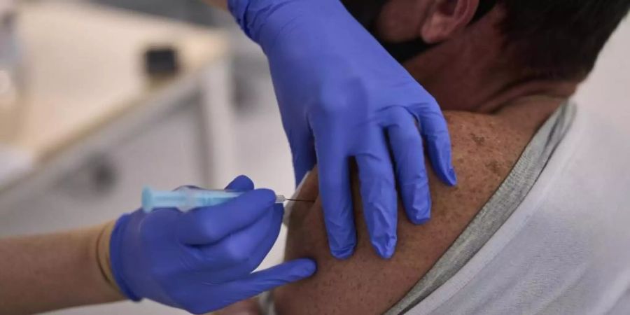 Ein Mann erhält in einem Madrider Krankenhaus den Impfstoff von Moderna. In Spanien und Portugal können jetzt auch Fünf- bis Elfjährige gegen Covid-19 geimpft werden. Foto: Manu Fernandez/AP/dpa