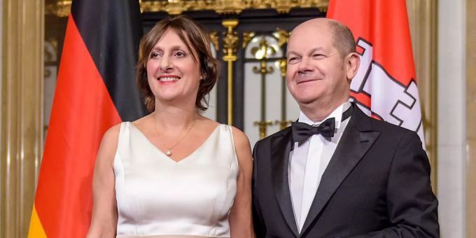Britta Ernst an der Seite von Olaf Scholz. Britta Ernst