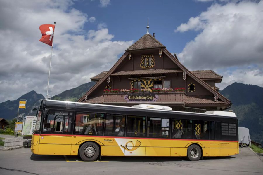 Ein Postauto bei der Haltestelle beim Bahnhof in Seelisberg im Kanton Uri am ersten Tag der Schutzmaskenpflicht im öffentlichen Verkehr während der Corona-Pandemie am Montag, 6. Juli 2020.