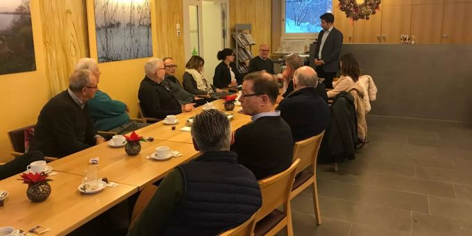 Angeregte Gespräche bei einem Anlass der FDP Teufen. FDP Teufen