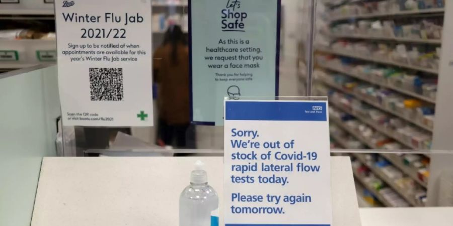 Hinweis auf ausverkaufte Coronatests in Londoner Apotheke