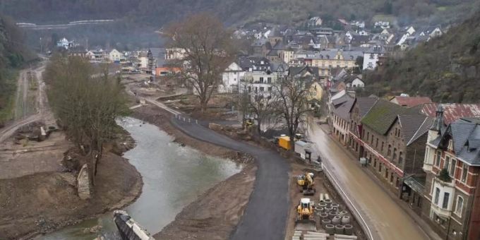 Nach der Hochwasserkatastrophe hat sich der Flusslauf der Ahr teilweise verändert. Foto: Thomas Frey/dpa Nach der Hochwasserkatastrophe hat sich der Flusslauf der Ahr teilweise verändert. Foto: Thomas Frey/dpa