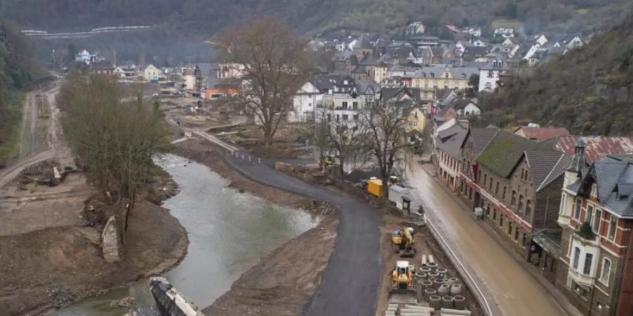Nach der Hochwasserkatastrophe hat sich der Flusslauf der Ahr teilweise verändert. Foto: Thomas Frey/dpa