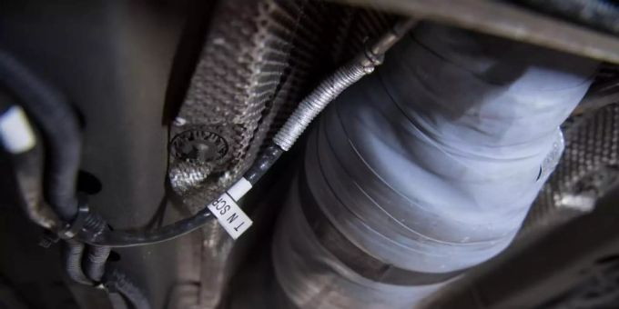 Ein nachgerüsteter SCR-Katalysator ist am Unterboden eines umgerüsteten Opel Astra zu sehen. Diebe stehlen die Geräte, um die Edelmetalle darin zu verkaufen. Foto: Marijan Murat/dpa Ein nachgerüsteter SCR-Katalysator ist am Unterboden eines umgerüsteten Opel Astra zu sehen. Diebe stehlen die Geräte, um die Edelmetalle darin zu verkaufen. Foto: Marijan Murat/dpa