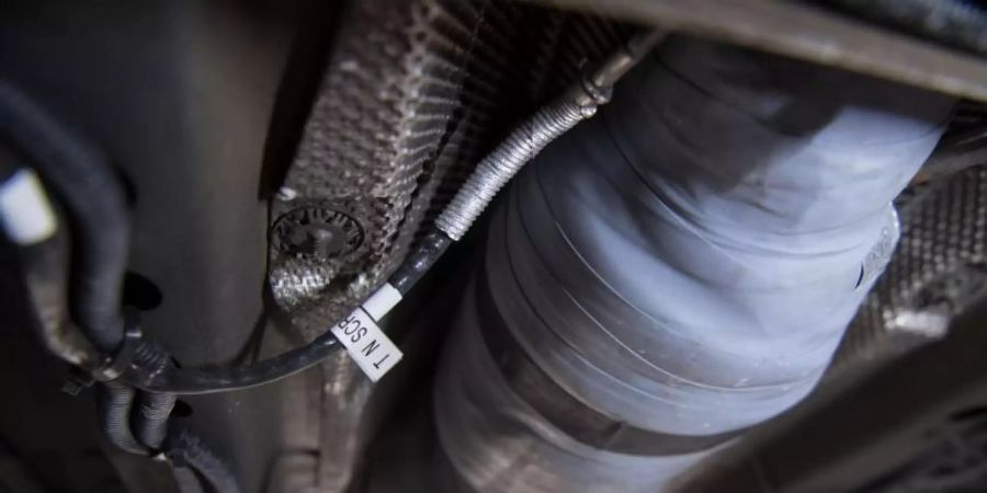 Ein nachgerüsteter SCR-Katalysator ist am Unterboden eines umgerüsteten Opel Astra zu sehen. Diebe stehlen die Geräte, um die Edelmetalle darin zu verkaufen. Foto: Marijan Murat/dpa