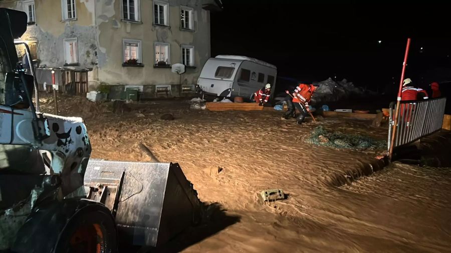 Die Feuerwehr hat alle Hände voll zu tun.