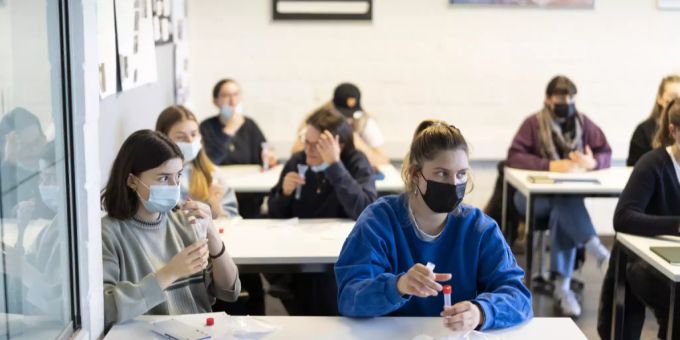 Schüler an der Kantonsschule Wiedikon machen Corona-Tests. kantonsschule wiedikon