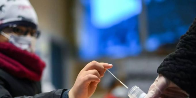 Kind gibt Probe für Coronatest ab Kind gibt Probe für Coronatest ab