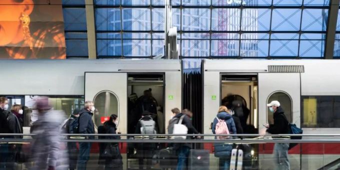 Die Deutsche Bahn setzt zur Weihnachtszeit zusätzliche Züge ein. Foto: Christophe Gateau/dpa Die Deutsche Bahn setzt zur Weihnachtszeit zusätzliche Züge ein. Foto: Christophe Gateau/dpa