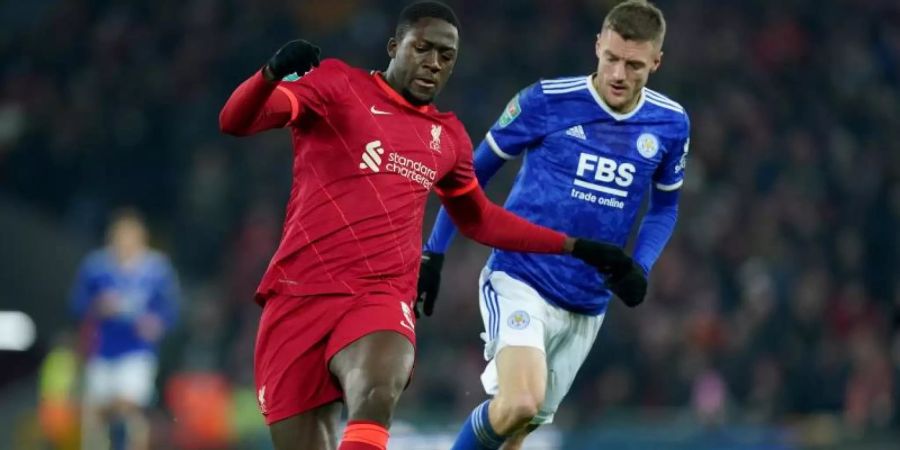 Liverpool-Spieler Ibrahima Konate (l) liefert sich ein hartes Duell mit Jamie Vardy von Leicester City. Foto: Mike Egerton/PA Wire/dpa